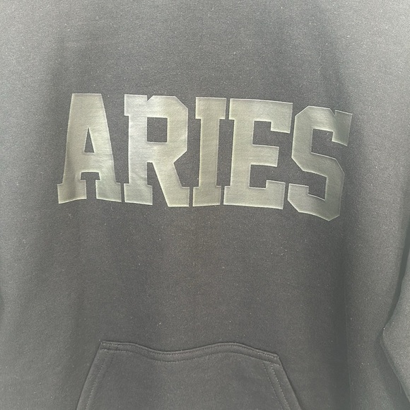 Gildan Aries Hoodie Black Size Medium kangaroo pocket Long Sleeves Fleece - Picture 2 of 7